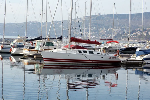 Лодки в порту — стоковое фото