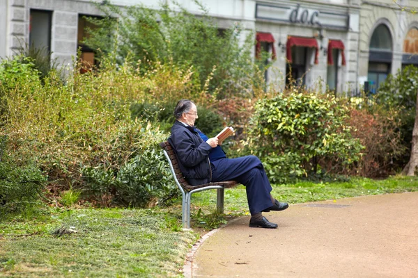 Uomo che legge un libro — Foto Stock