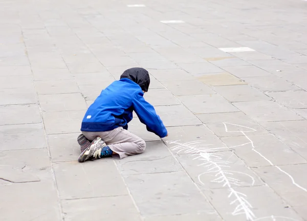 Kind tekening in de straat — Stockfoto