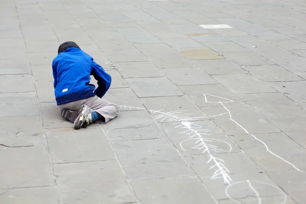 Sokakta çizim çocuk — Stok fotoğraf