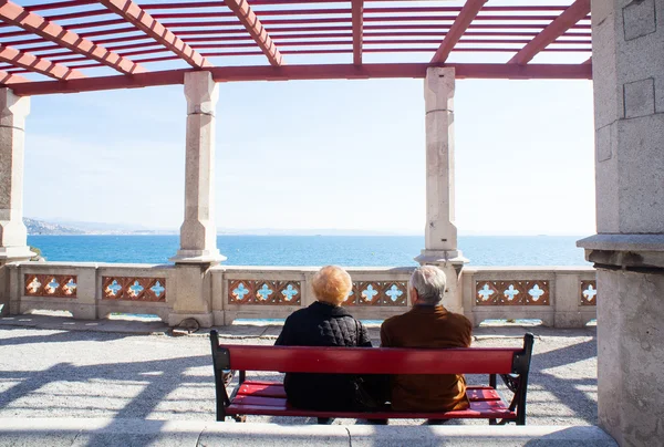 Старейшины сидят на скамейке — стоковое фото