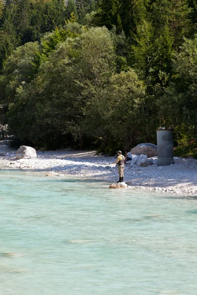 ソカ川、スロベニアの漁師 — ストック写真