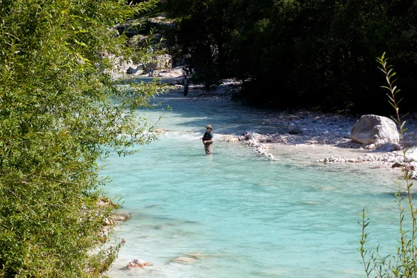 Visser in de rivier soca, Slovenië — Stockfoto