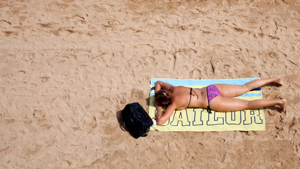 Vrouw ontspannen in de strand van gijon — Stockfoto