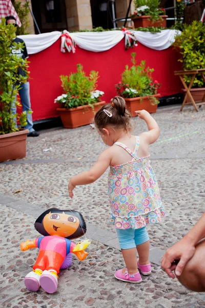 Κορίτσι παίζει με ένα φουσκωτό παιχνίδι — Φωτογραφία Αρχείου
