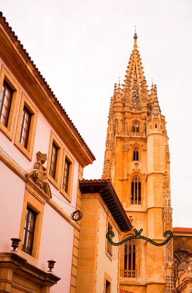 Белл башта Oviedo собор — стокове фото