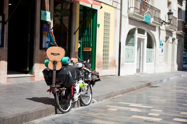 Bicicleta con equipaje y guitarra — Foto de Stock