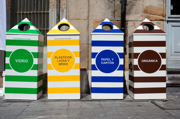 Čtyři kontejnery pro recyklaci papíru, kovu, plastů a skla — Stock fotografie