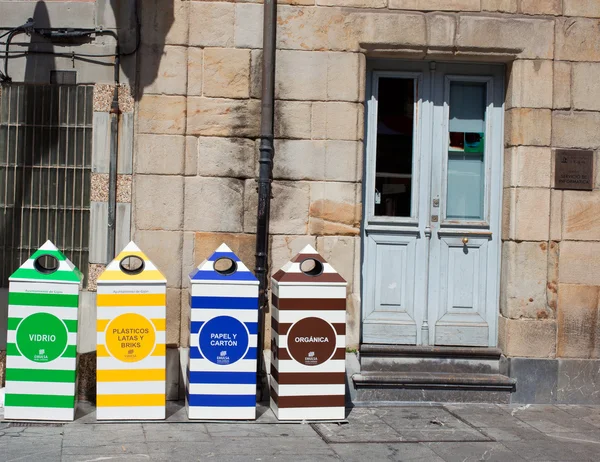 Vier containers voor de recycling van papier, metaal, kunststof en glas — Stockfoto