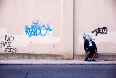 yaşlı severler, elele