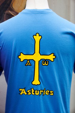 asturias haç ile mavi t-shirt