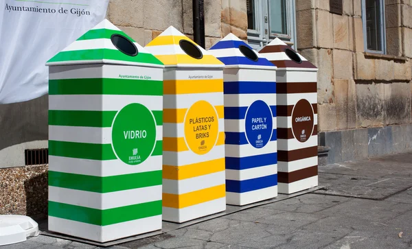Чотири контейнери для переробки паперу, металу, пластику та скла — стокове фото
