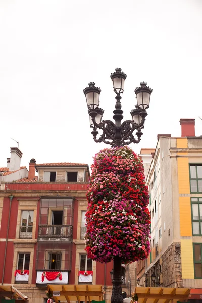 Decoración de flores en una luz de calle — Foto de Stock