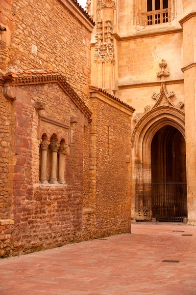 Trifora della Chiesa di San Tirso, Oviedo — Foto Stock
