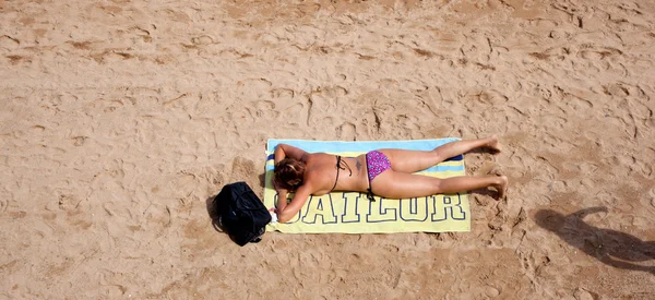 Vrouw ontspannen in de strand van gijon — Stockfoto