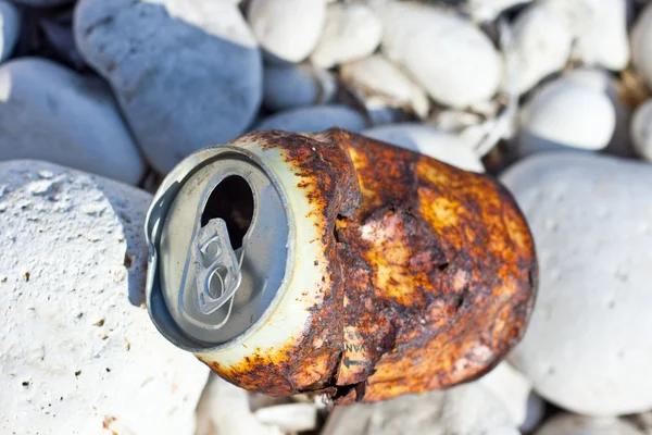 Rusty tin on gravel — Stock Photo, Image