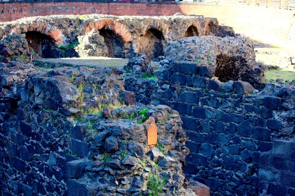 Римские руины на площади Пьяцца-Стезикоро — стоковое фото