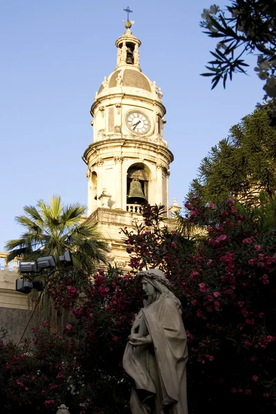 Estátua ao lado da catedral de Catania — Fotografia de Stock
