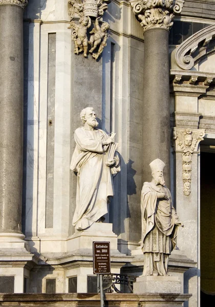 St. peter standbeeld op catania kathedraal — Stockfoto