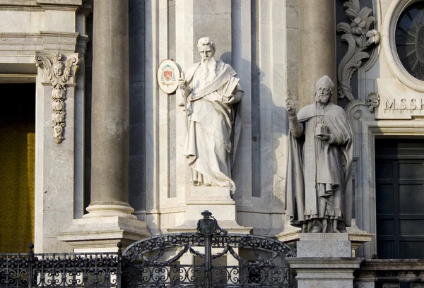 St. Peter-Statue auf der Kathedrale von Catania — Stockfoto