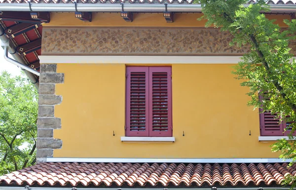 一个黄色的房子中的窗口 — 图库照片