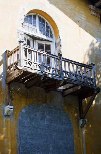 Балкон у старому будинку — стокове фото