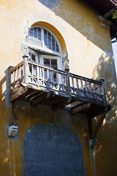 Balkon in een oud huis — Stockfoto