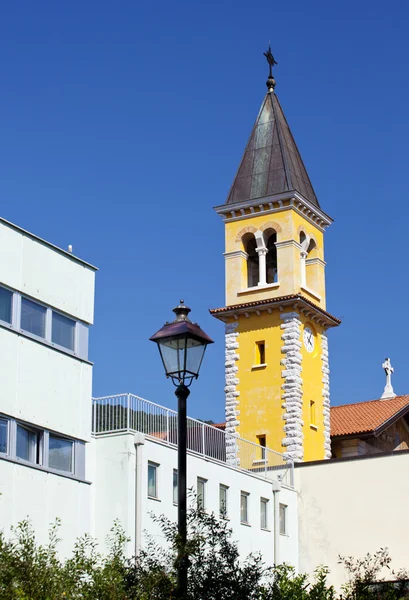 Torre de sino de uma igreja, parque de São Giovanni Trieste — Fotografia de Stock