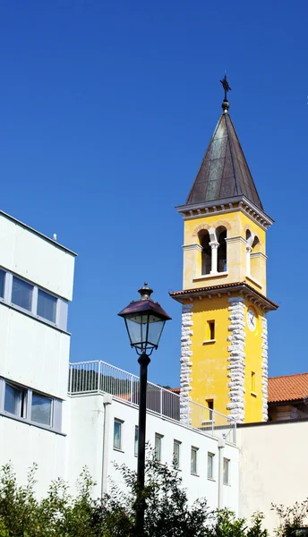 Bir kilise, Aziz giovanni park-Trieste çan kulesi — Stok fotoğraf