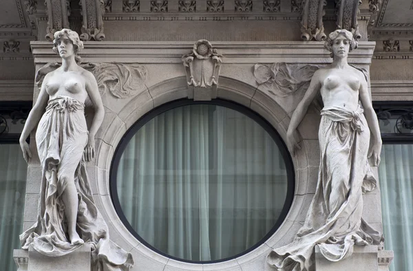 Woman statues on a building, Trieste — Stock Photo, Image