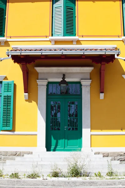 Casa amarela em Trieste — Fotografia de Stock