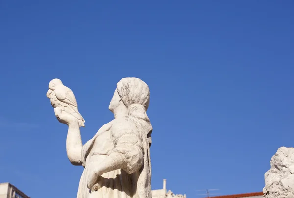 Estátua com pelicano, Trieste — Fotografia de Stock