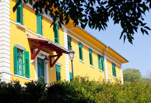 Žlutý dům v Terstu — Stock fotografie