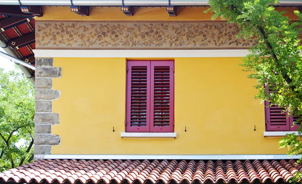 Casa amarilla — Foto de Stock