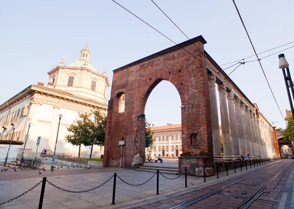 Basilica and San Lorenzo columns, Milan — Stock Photo, Image