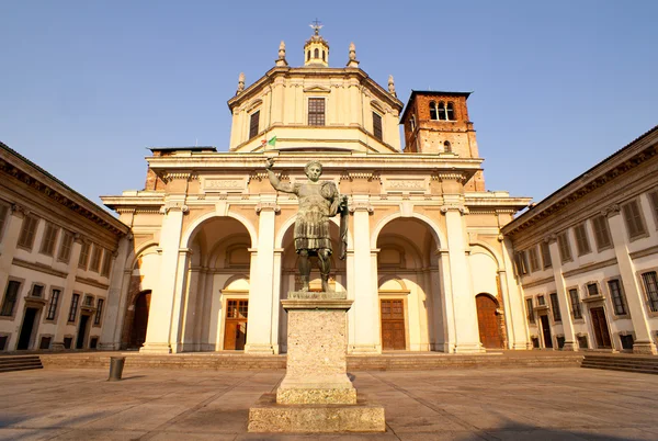 Statue of Emperor Constantine, Milan — Stock Photo, Image