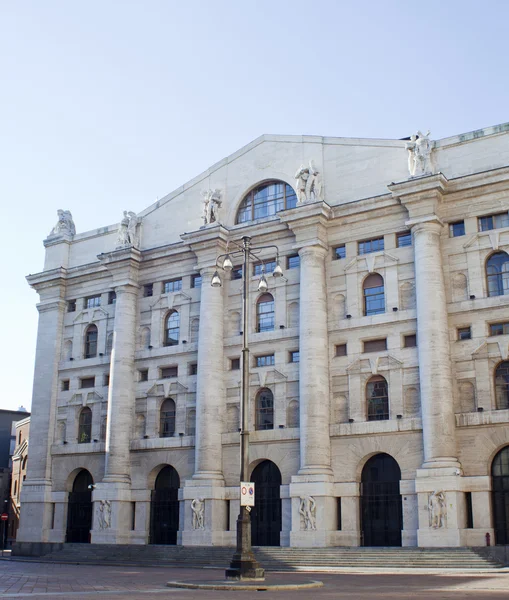 Palazzo della borsa. Edificio di scambio sul cielo drammatico, Milano — Foto Stock