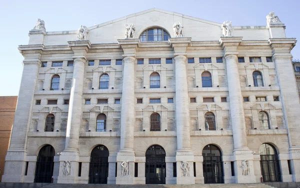 Palazzo della borsa. Edificio de intercambio en el cielo dramático, Milán —  Fotos de Stock