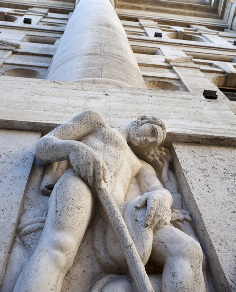 Man standbeeld van de uitwisseling gebouw van Milaan — Stockfoto