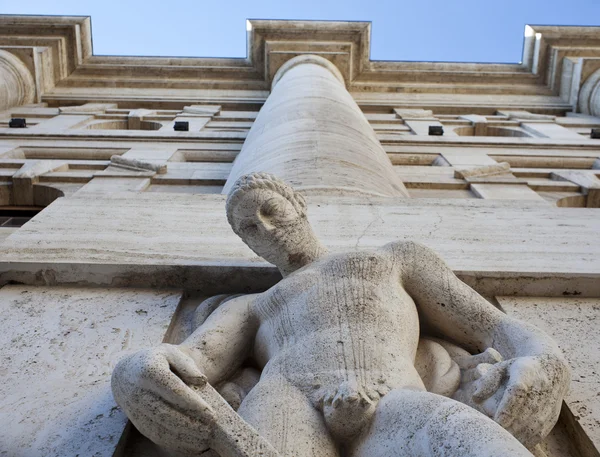 Man standbeeld van de uitwisseling gebouw van Milaan — Stockfoto
