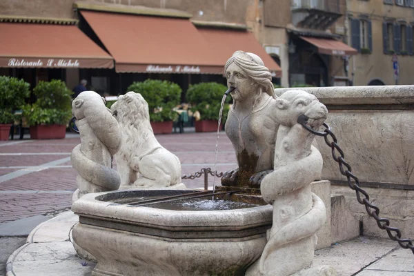 Contarini fontänen, bergamo alta — Stockfoto