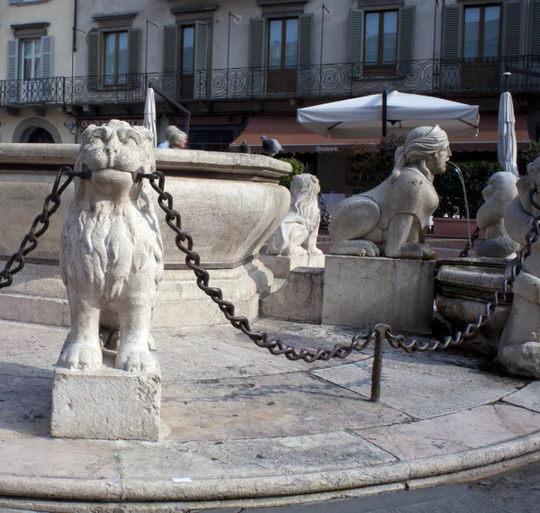 Der contarini-brunnen, bergamo alta — Stockfoto