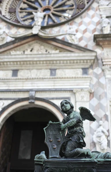 Sculptuur op de poort van de basiliek van santa maria maggiore, b — Stockfoto