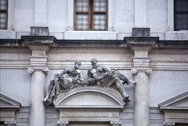 Статуя на Palazzo nuovo, Бергамо альта — стоковое фото