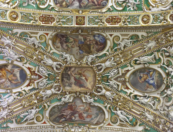 Freskókkal díszített mennyezet, a santa maria maggiore-bazilika. Bergamo — Stock Fotó