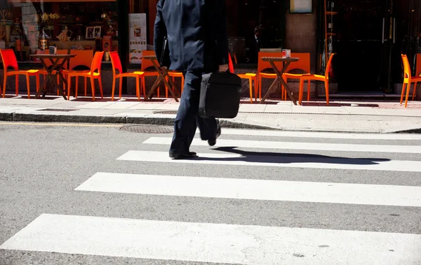 Бизнесмен на пешеходном переходе — стоковое фото