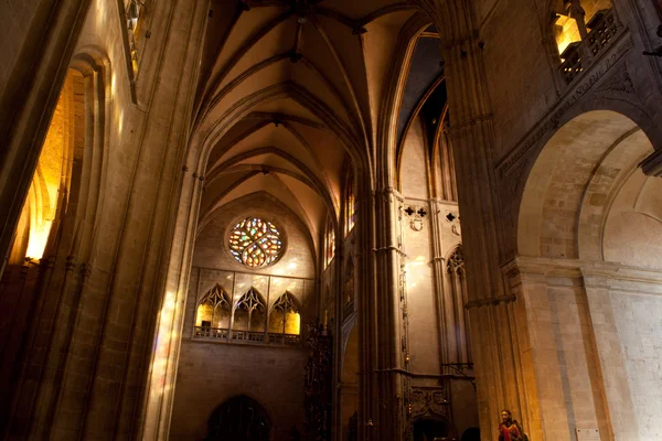 Inre av de Oviedo cathedral — Stockfoto