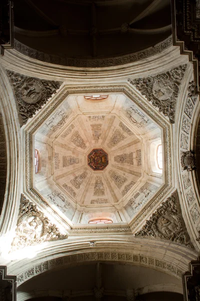 Потолок кафедрального собора Овьедо — стоковое фото