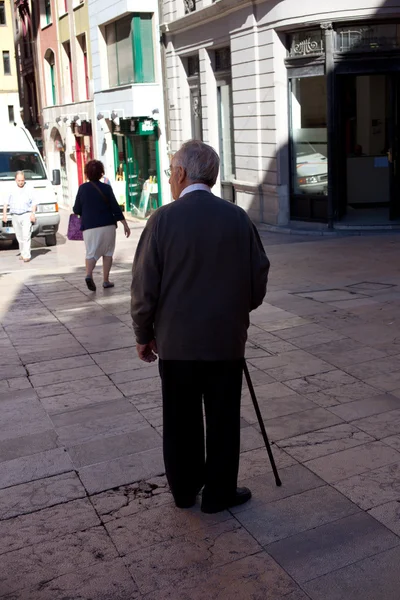 Oude man met stok — Stockfoto