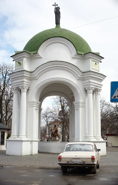 Capela e carro em Kiev — Fotografia de Stock